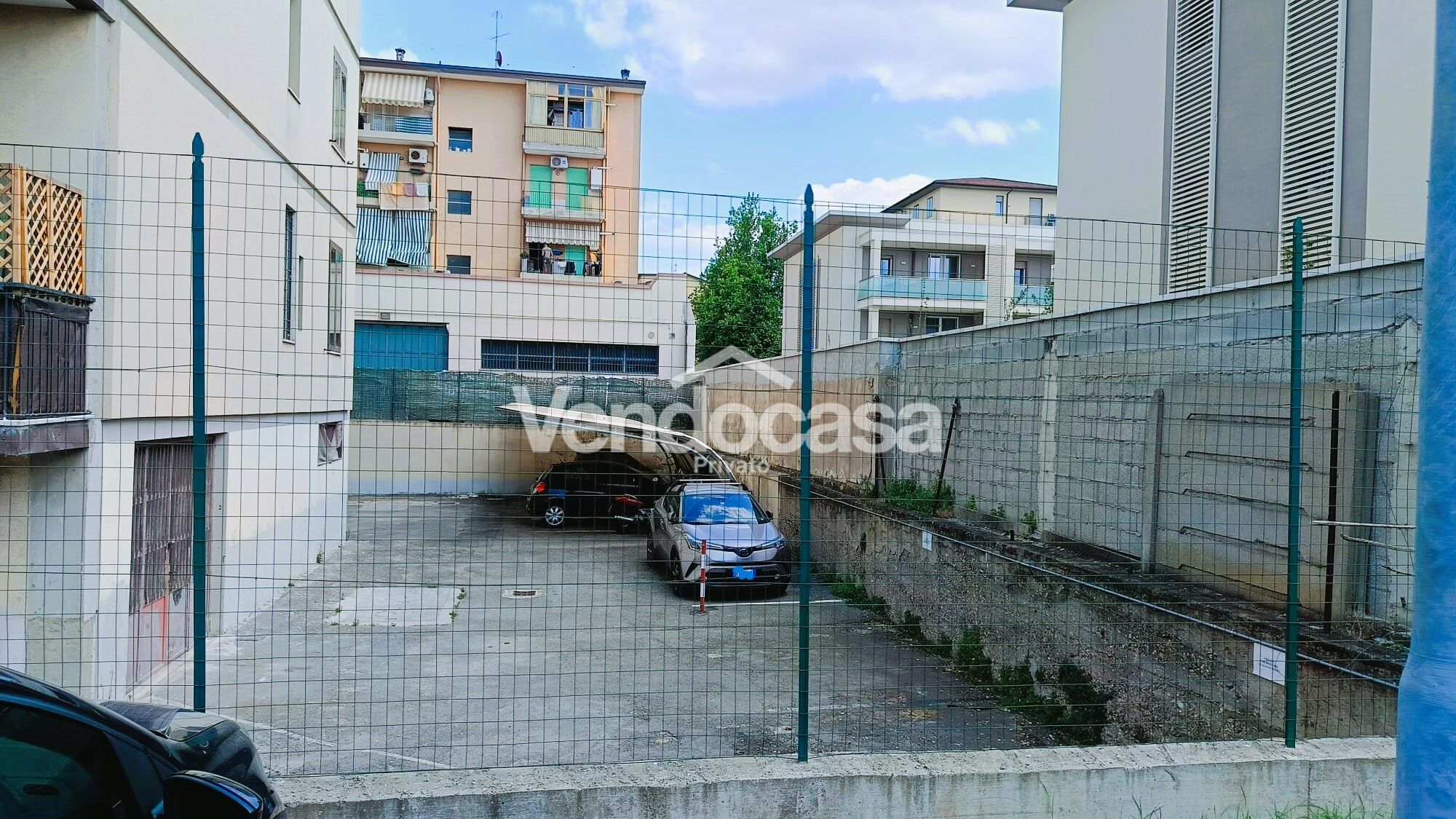 IN PROPRIETA' PRIVATA DELIMITATA DA CANCELLO AUTOMATICO SI VENDE SPAZIOSO POSTO AUTO COPERTO – in vendita a Sesto Fiorentino – foto 1
